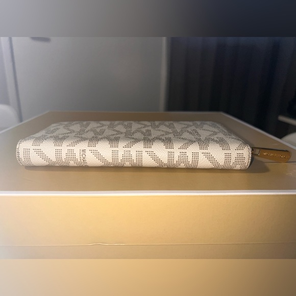 Michael Kors Jet Set Zip Wallet - Picture 3 of 9